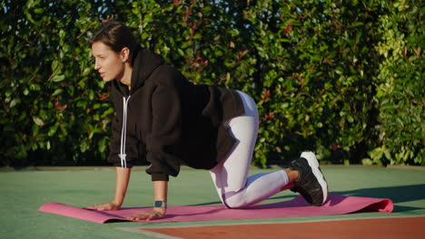 mujer haciendo yoga al aire libre