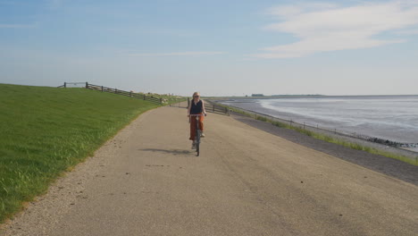 Ciclismo-En-Frisia-Los-Países-Bajos-A-Lo-Largo-De-La-Orilla-Del-Agua