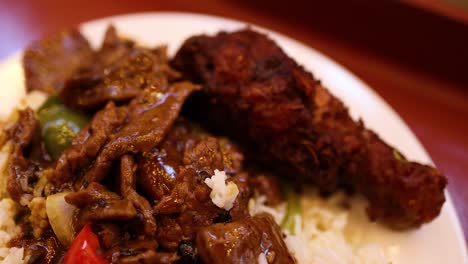 deliciosa carne frita con verduras y arroz