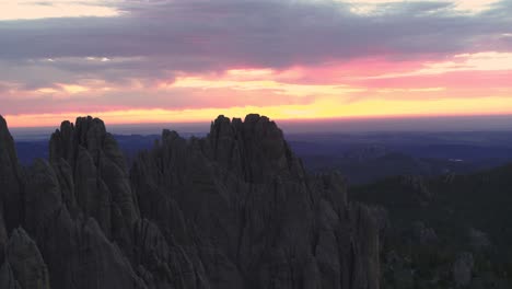 Aéreo,-Las-Torres-De-La-Catedral-En-El-Parque-Estatal-Custer,-Dakota-Del-Sur-Durante-La-Puesta-De-Sol