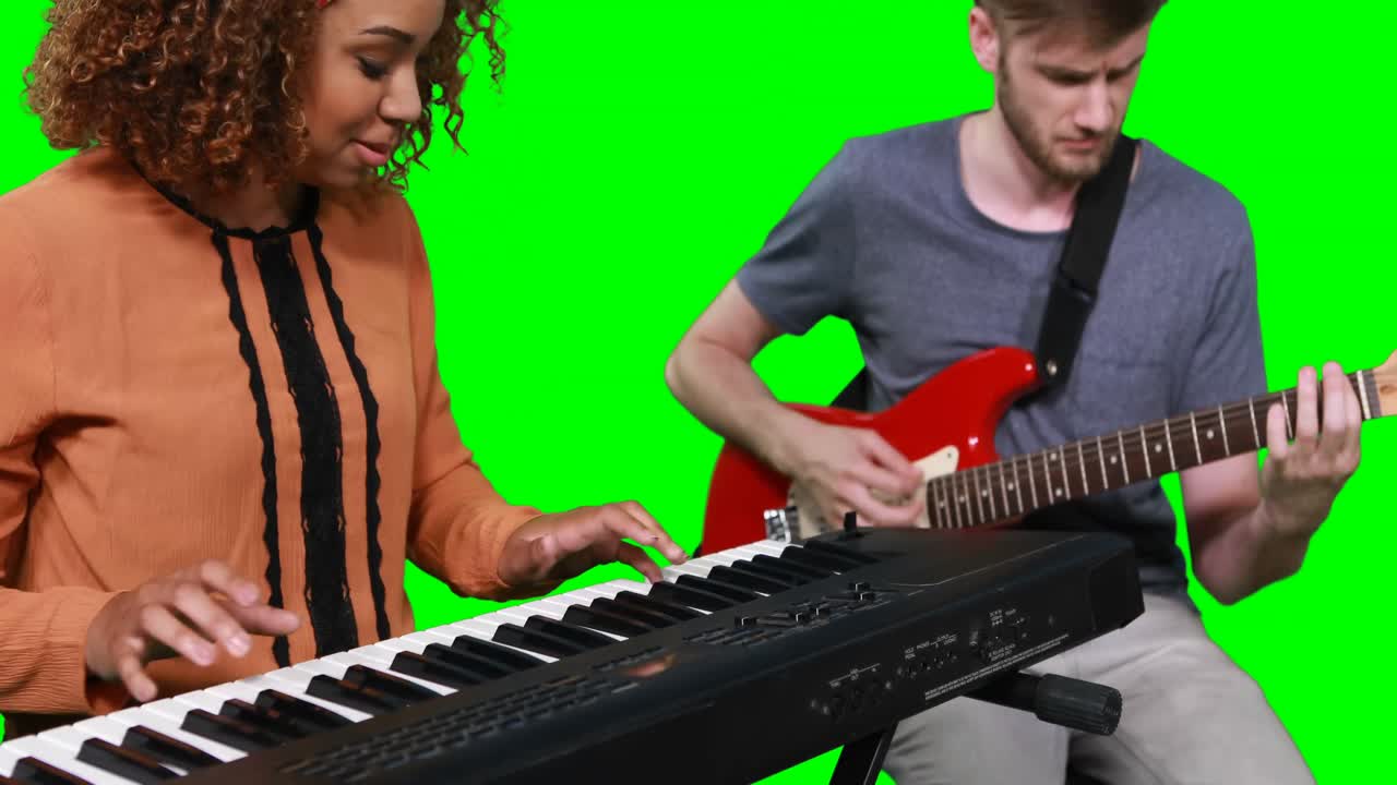 músicos tocando el piano y la guitarra