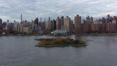 Drone-Dando-Vueltas-En-Mill-Rock-Island-En-El-East-River-De-Nueva-York