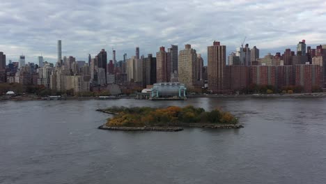 drone dando vueltas en mill rock island en el east river de nueva york