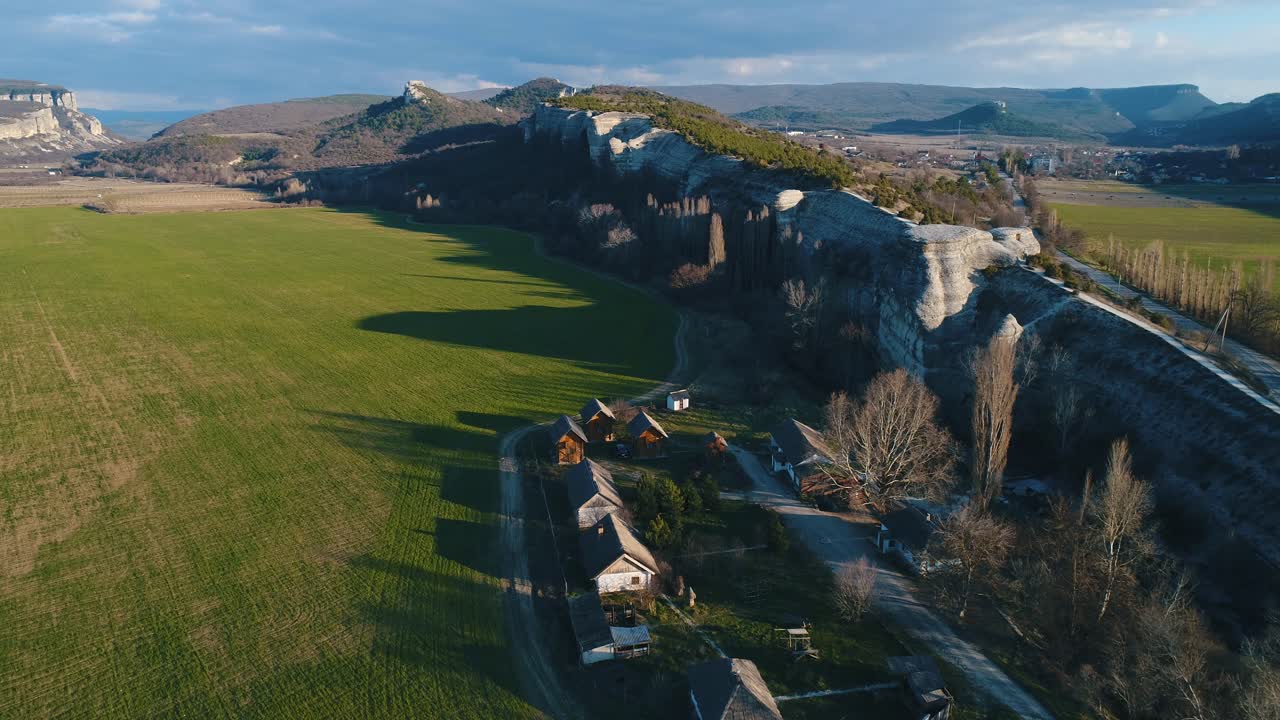 절벽 과 농장 들 이 있는 계곡 의 공중 풍경