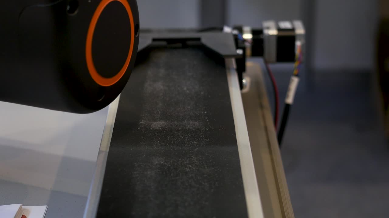 cinta transportadora con equipos industriales