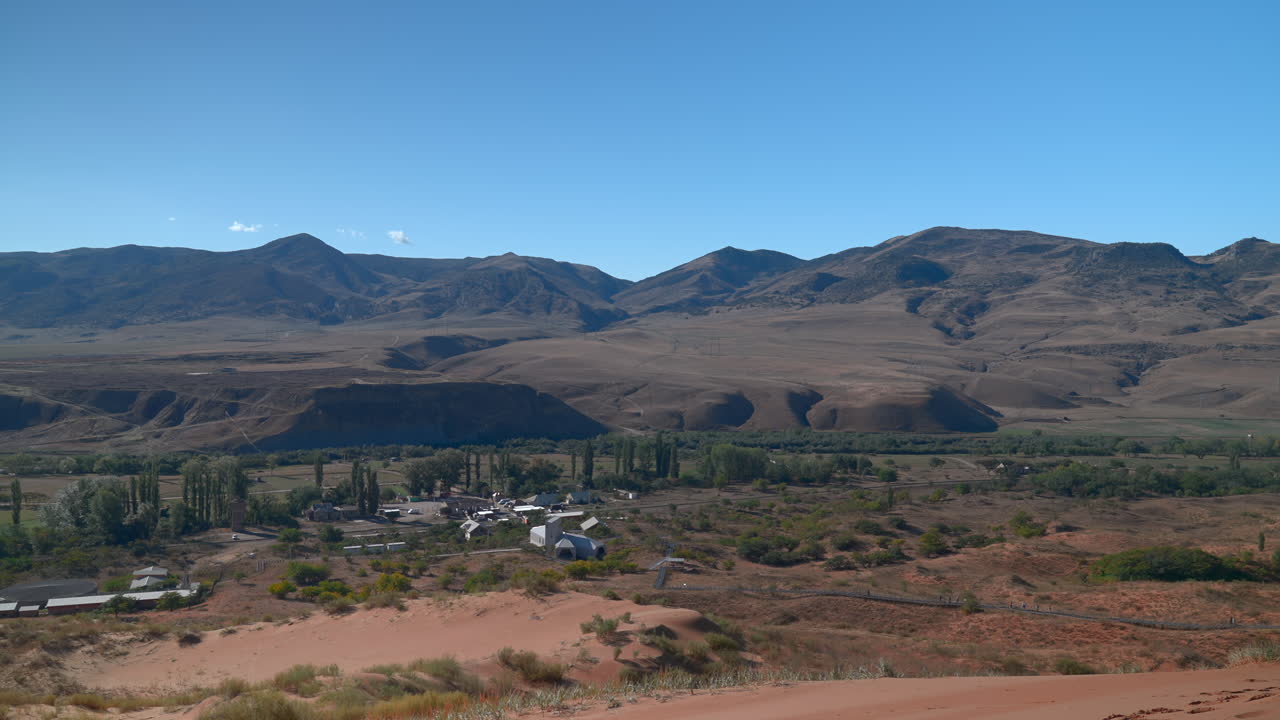 Paesaggio desertico con montagne e villaggio