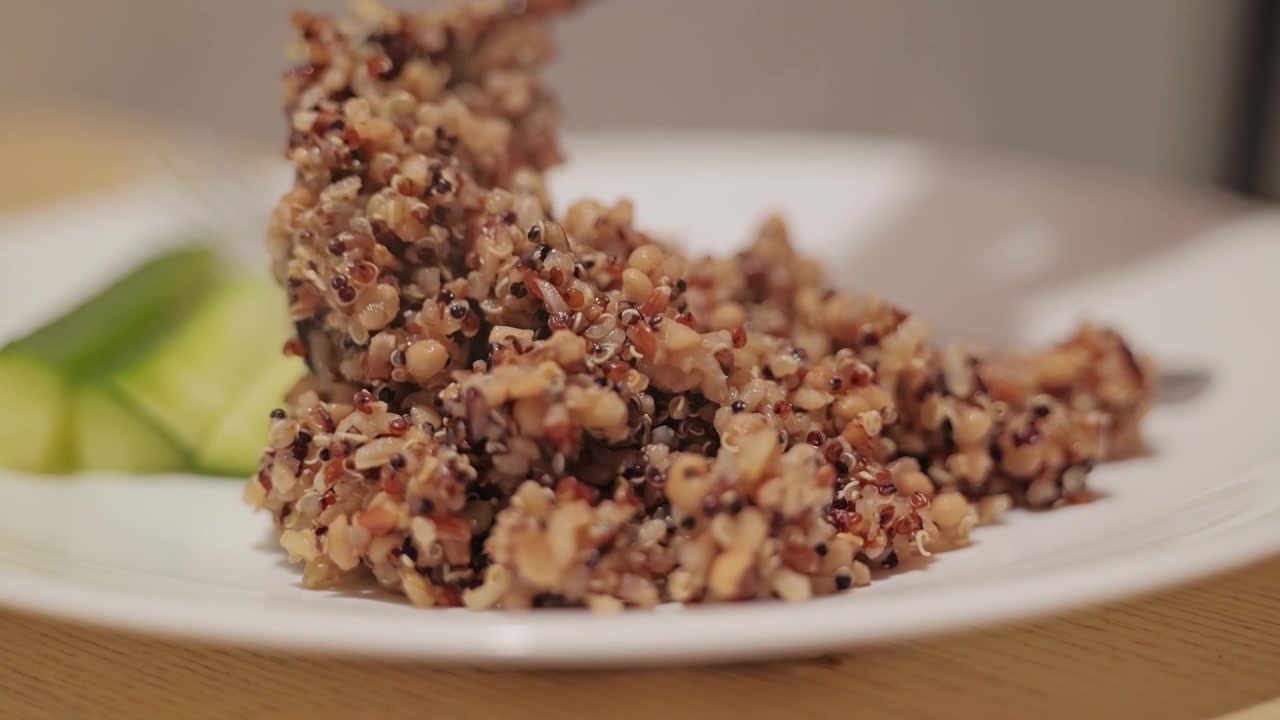 Des céréales mélangées saines sont disposées dans une assiette pour un repas végétarien nutritif.