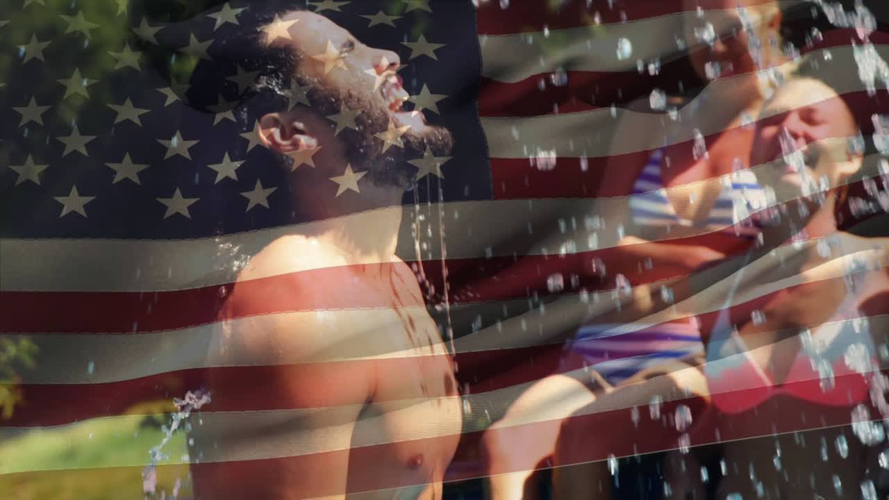 수영장에서 친구들의 그룹과 7월 4일 미국  ⁇ 발