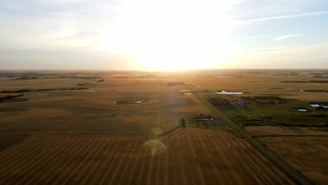 Imágenes-Aéreas-De-Drones-De-4k-De-Campos-De-Trigo-Amarillos-Y-Naranjas-Durante-La-Puesta-De-Sol-En-Las-Praderas-De-Alberta