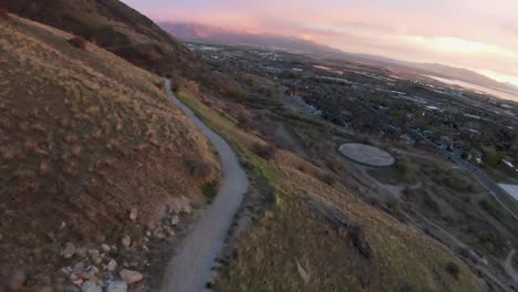 Eine-Atemberaubende-FPV-Aufnahme-Fängt-Einen-Atemberaubenden-Sonnenuntergang-Und-Dramatische-Wolken-Ein,-Während-Er-über-Einen-Pfad-Gleitet,-Der-Ins-Paradies-Führt