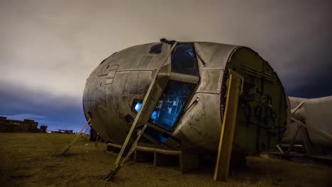 grandes tomas de lapso de tiempo a través de un depósito de chatarra o depósito de aviones abandonados en la noche 9