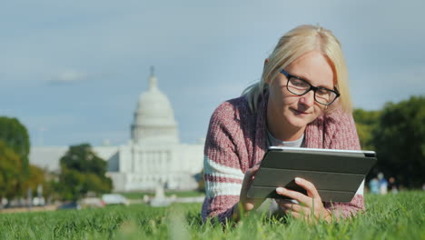 woman with tablet by capitol building