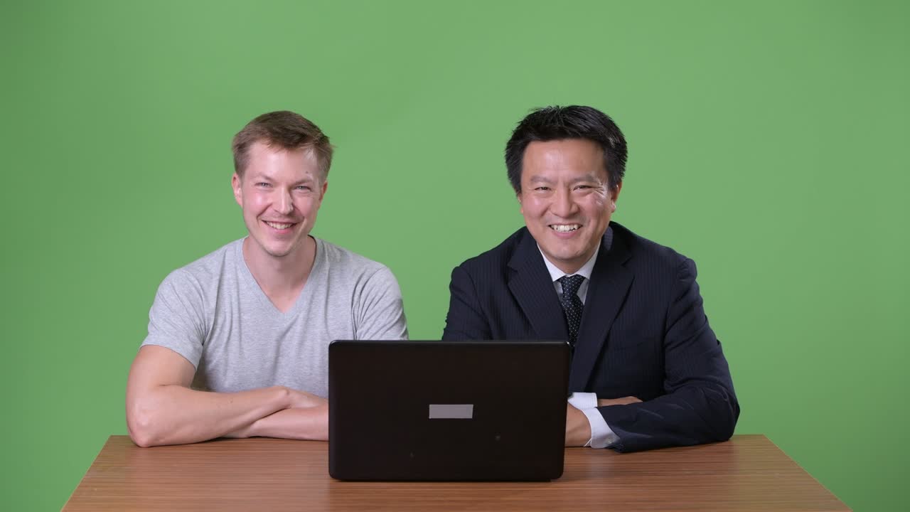 성숙한 일본인 사업가와 젊은 스칸디나비아인 노동자