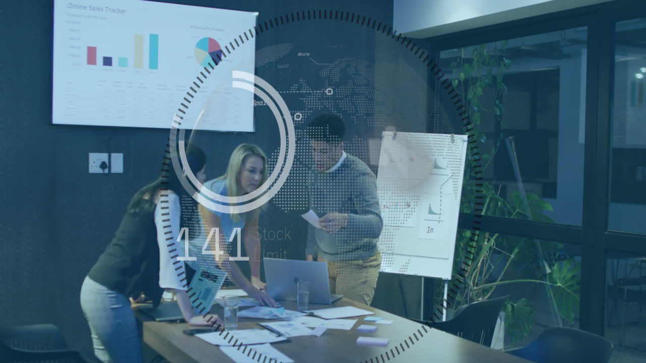 animación del procesamiento de datos sobre personas de negocios en la oficina