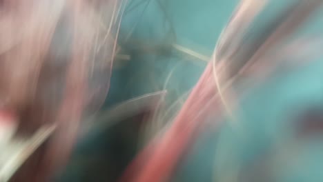 colores pastel surrealistas de ensueño y muy bonito fondo borroso de hierba colorida a la luz de la mañana