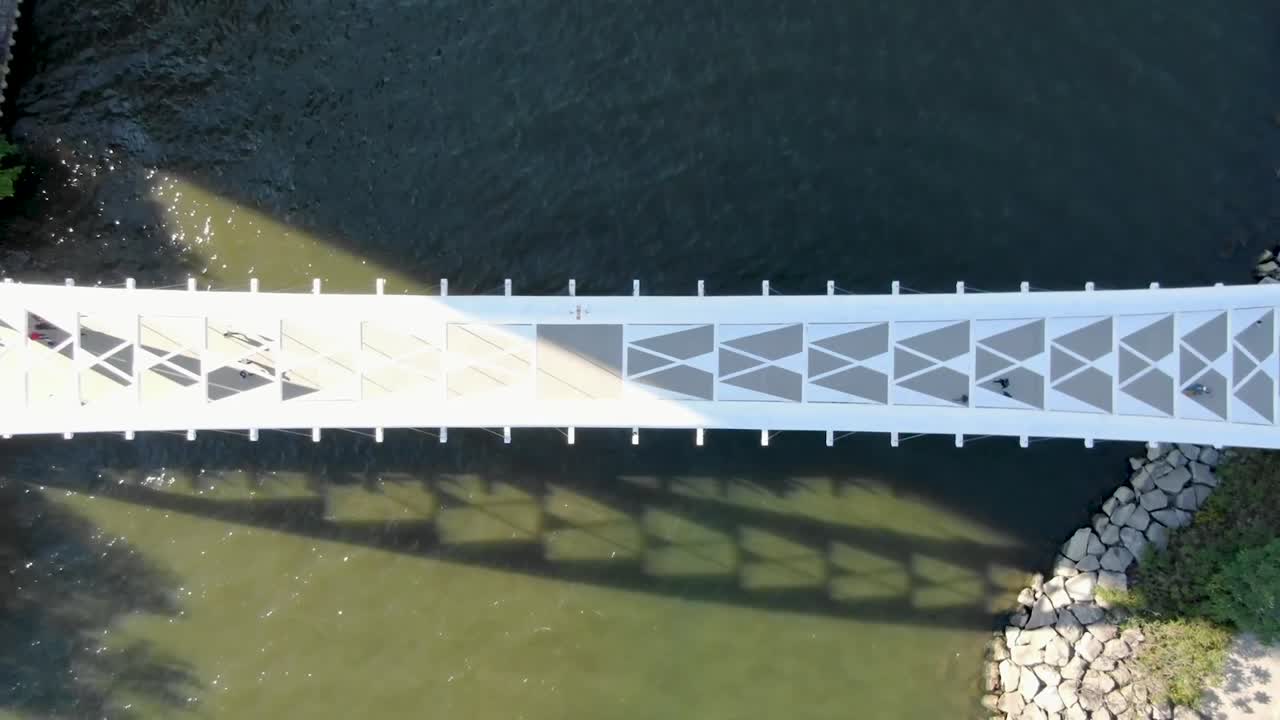 여름에 온타리오 호수에 토론토에서 다리 위로 비행하는 공중 샷