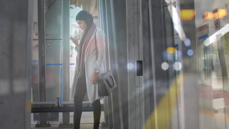 animación de mujer asiática en hijab con teléfono inteligente sobre el paisaje urbano