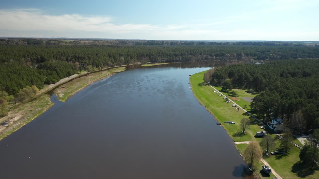 antena: amplio río nemunas en un día soleado en birstonas