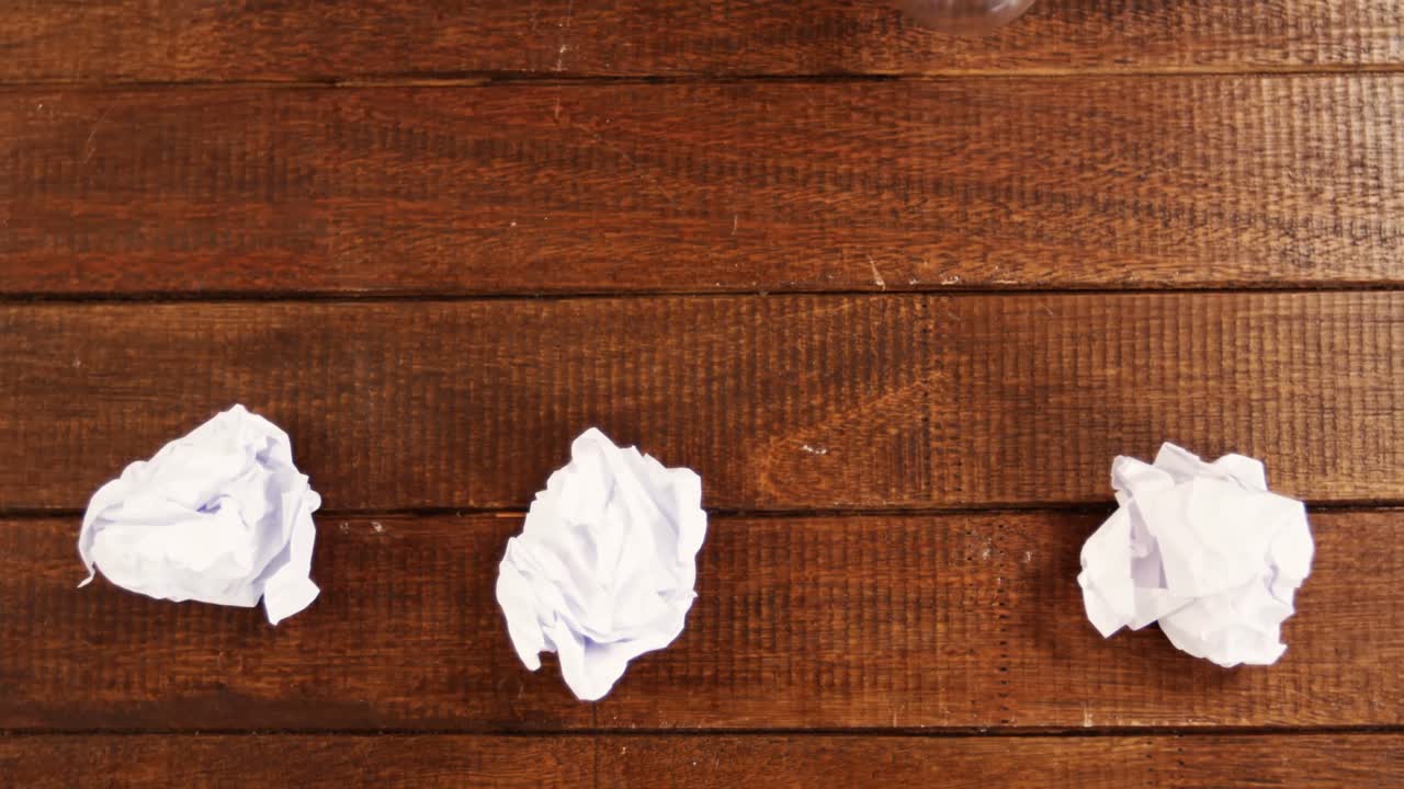 ⁇ 어진 테이블 을 들고 전구 를 들고 있는 사람