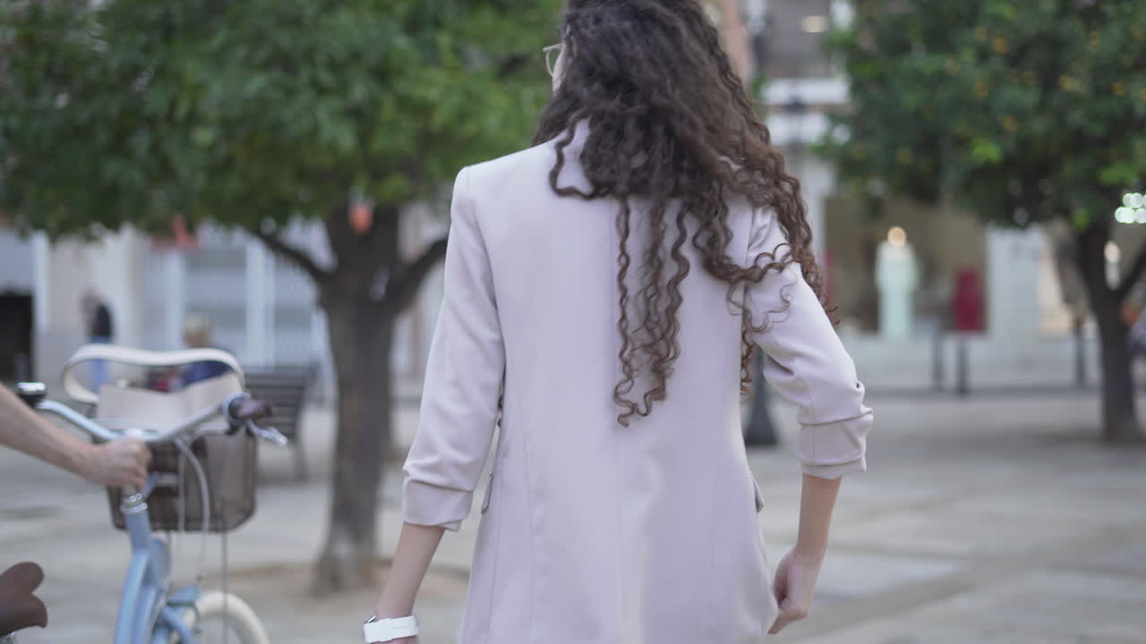 mujer caminando por la ciudad