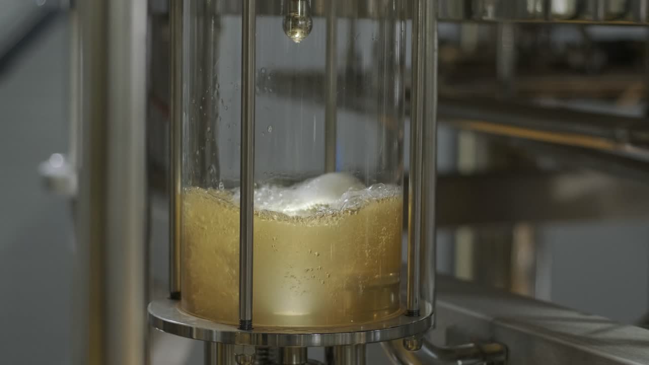 현대 공예 양조장.공예 맥주 생산. 양조장의 현대 장비