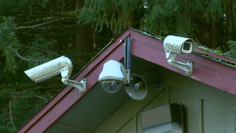 Tres-Cámaras-De-Vigilancia-En-El-Techo-Del-Edificio