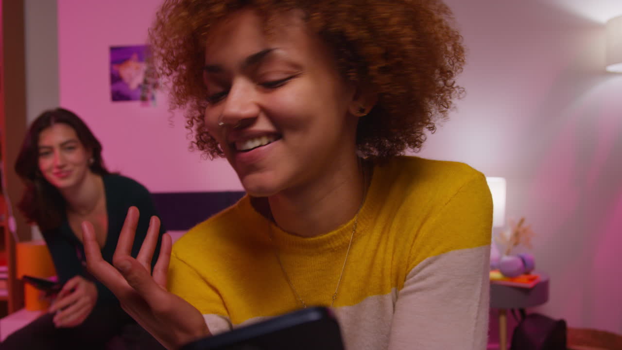 amigos mirando un teléfono
