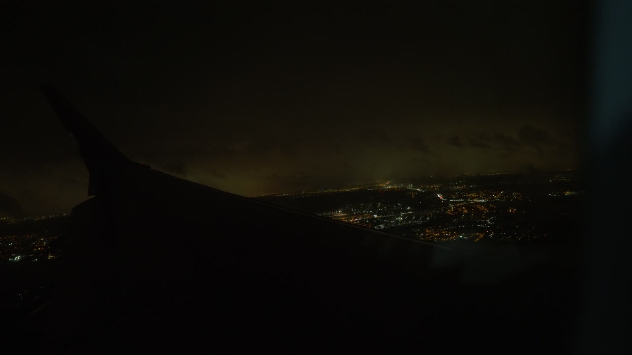 глядя на далекий ночной город с летающего самолета