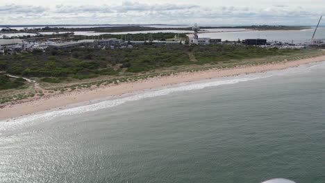 Imágenes-Aéreas-Ascendentes-Y-Descendentes-Del-Muelle-Sur-De-Queenslcliff-Y-Del-Puerto-De-Queenscliff