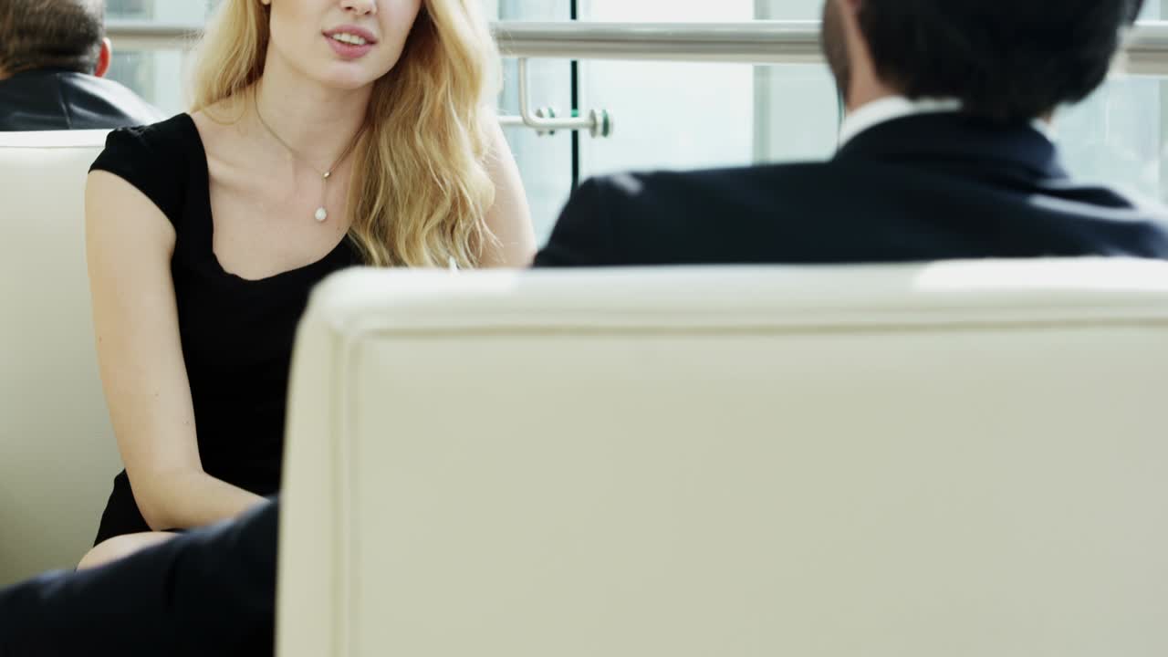 중동과 서양의 비즈니스 임원들이 함께 모였습니다.