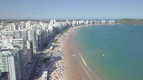 Famous-beach-of-Praia-do-Morro-in-Guarapari,-Espirito-Santo-on-a-sunny-day