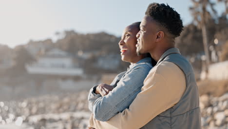 Pareja-Negra,-Vista-Al-Mar-Y-Abrazo-Con-Amor.