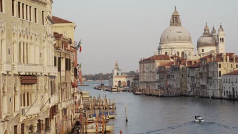 Boot-Am-Canal-Grande-Mit-Basilica-Di-Santa-Maria-Im-Hintergrund