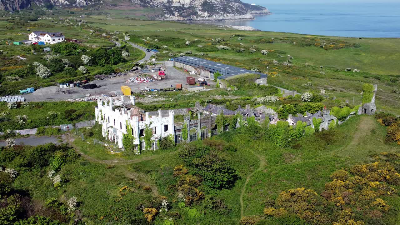 역사적인 홀리헤드 방파제 웨일스 산의 버려진 유적지를 가로지르는 군인 포인트 하우스 조감도