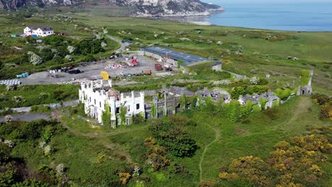 Soldados-Punto-Vista-Aérea-De-La-Casa-A-Través-Del-Histórico-Rompeolas-De-Holyhead-Montaña-Galesa-Restos-Abandonados-Terrenos