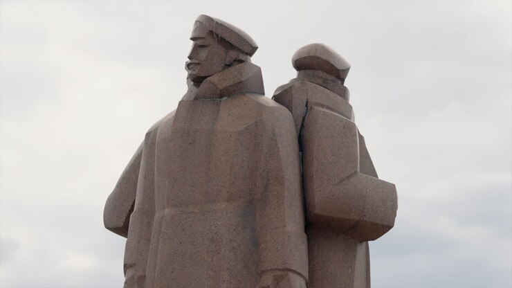 Timelapse af statuen af de lettiske riffelskytter i Gamle Riga, Letland.