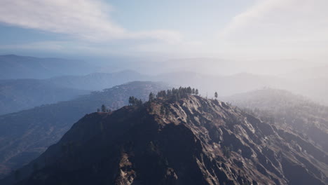 majestuoso pico de la montaña con un paisaje brumoso