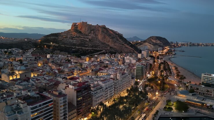 Vista aerea con drone del castello di Santa Barbara sulla costa di Alicante, Spagna, al tramonto