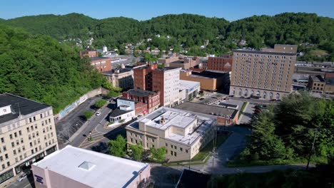 Langsamer-Luftstoß-In-Bluefield-West-Virginia-Skyline-über-Baumwipfeln