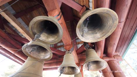 campanas antiguas en una torre de campanas de madera