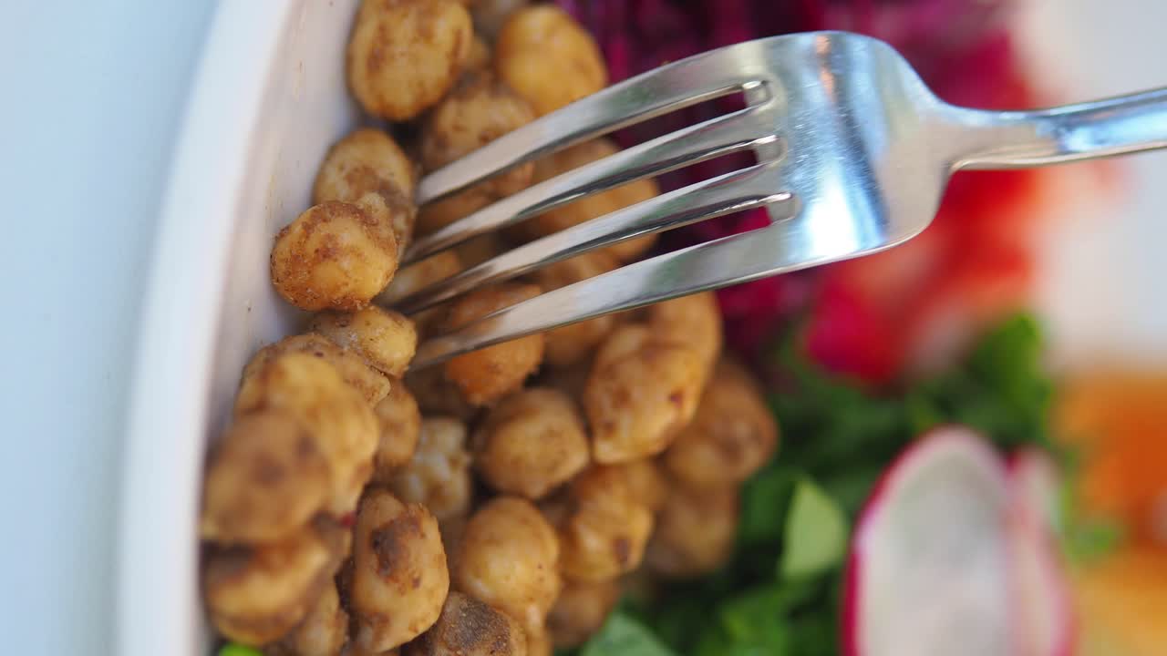 Chickpea salad with red cabbage and vegetables