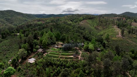 Vista-Aérea-De-Bungalows-En-Un-Resort-De-Montaña-En-Chiang-Mai,-Tailandia