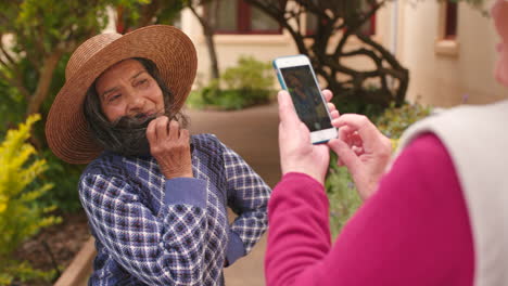 mujer de moda, tomando una foto