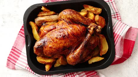 pollo o pavo asado con patatas en molde de acero negro