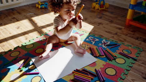 baby coloring sul pavimento