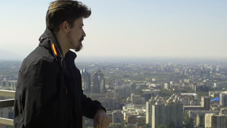 hombre mirando la ciudad desde el punto de vista