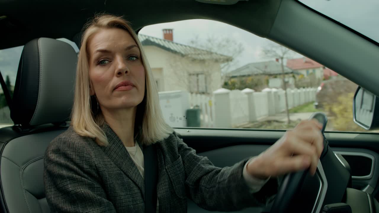 mujer conduciendo un automóvil