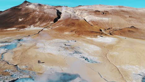 droneshot desde el estacionamiento del área geotérmica de hverir