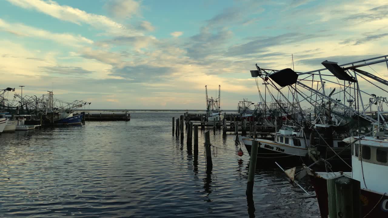 vista aérea de la pequeña flota pesquera en biloxi, mississippi