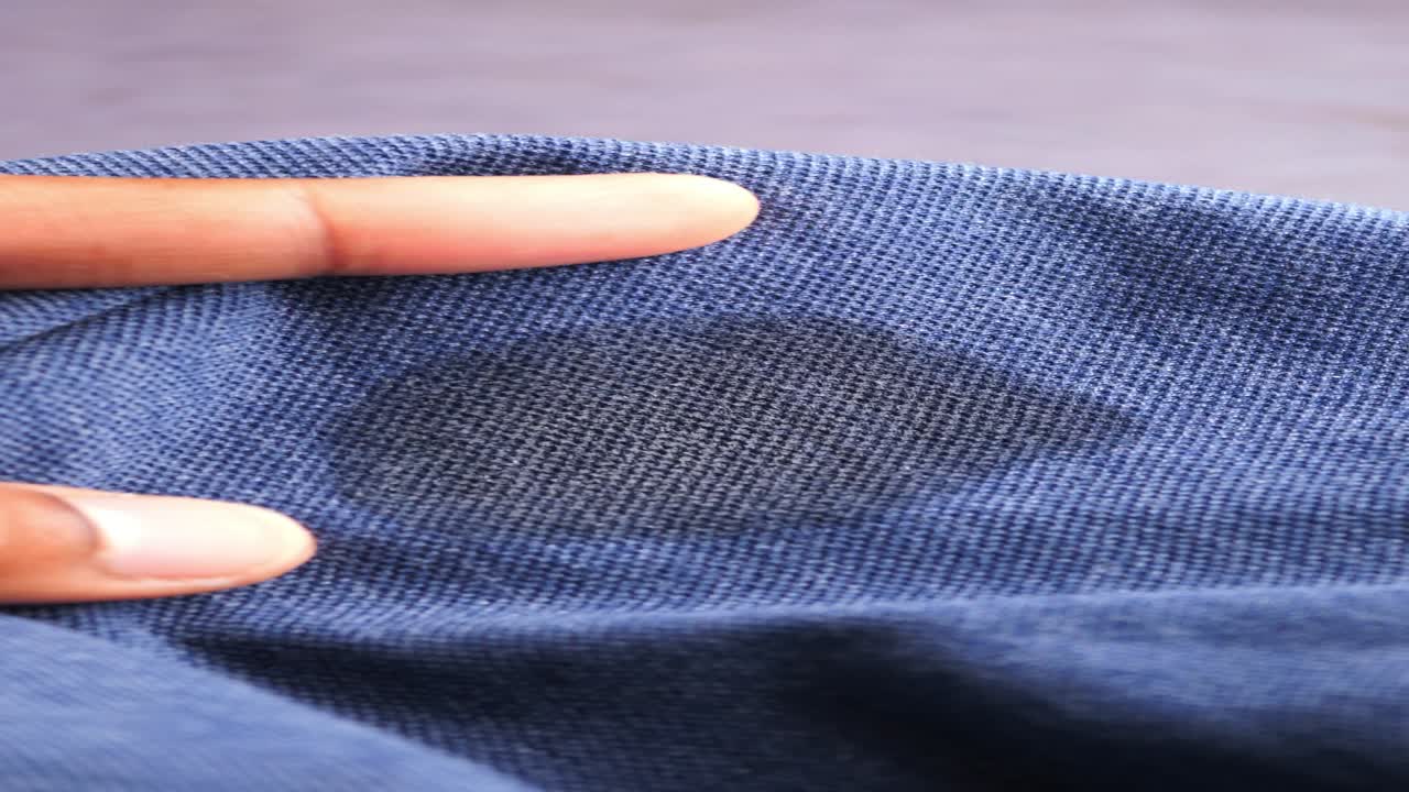 파란 포로 셔츠 에 있는 더러운 얼룩 의 클로즈업